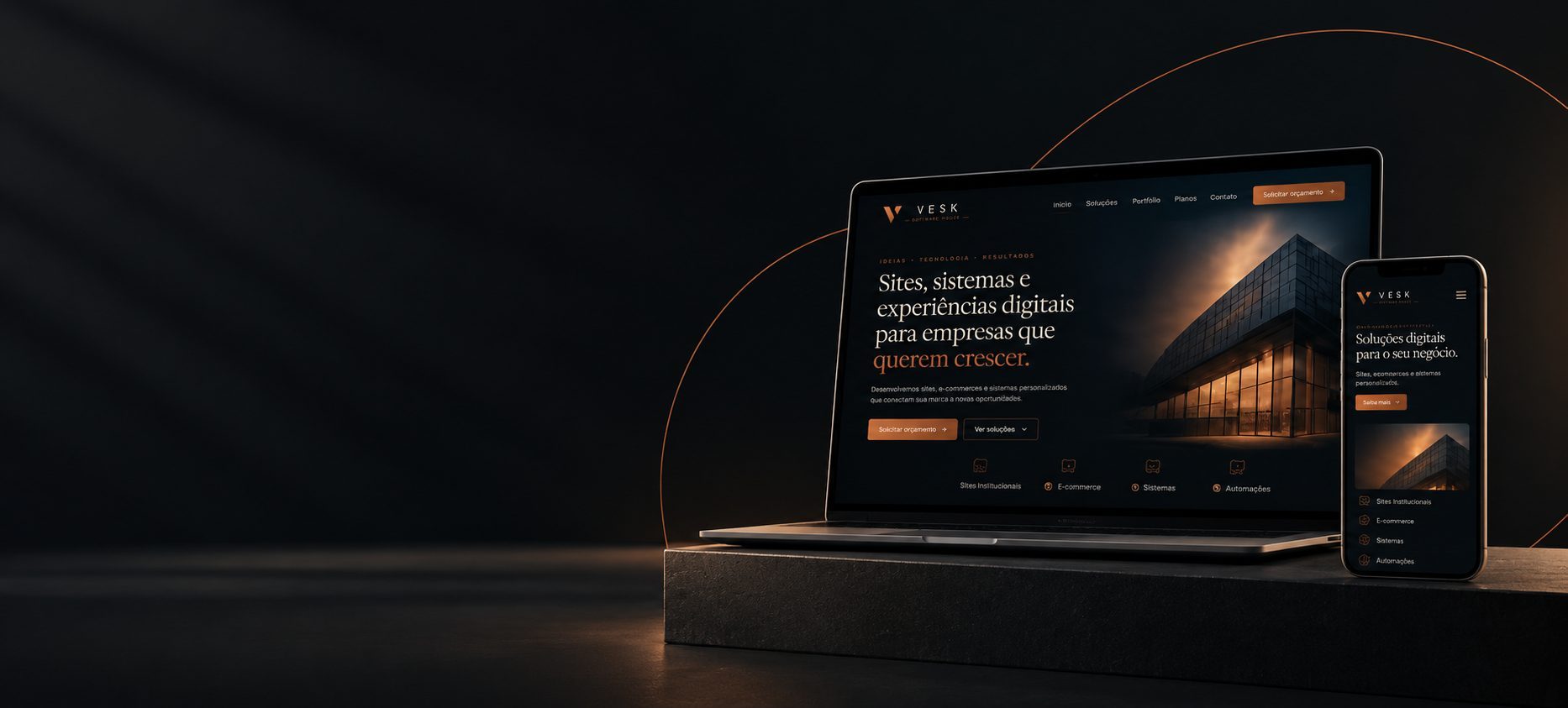 Site da VESK exibido em notebook e celular